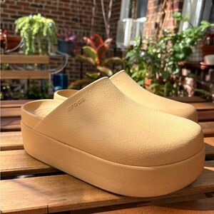 Crocs Women's Dylan Platform Clogs in Wheat (size 9)